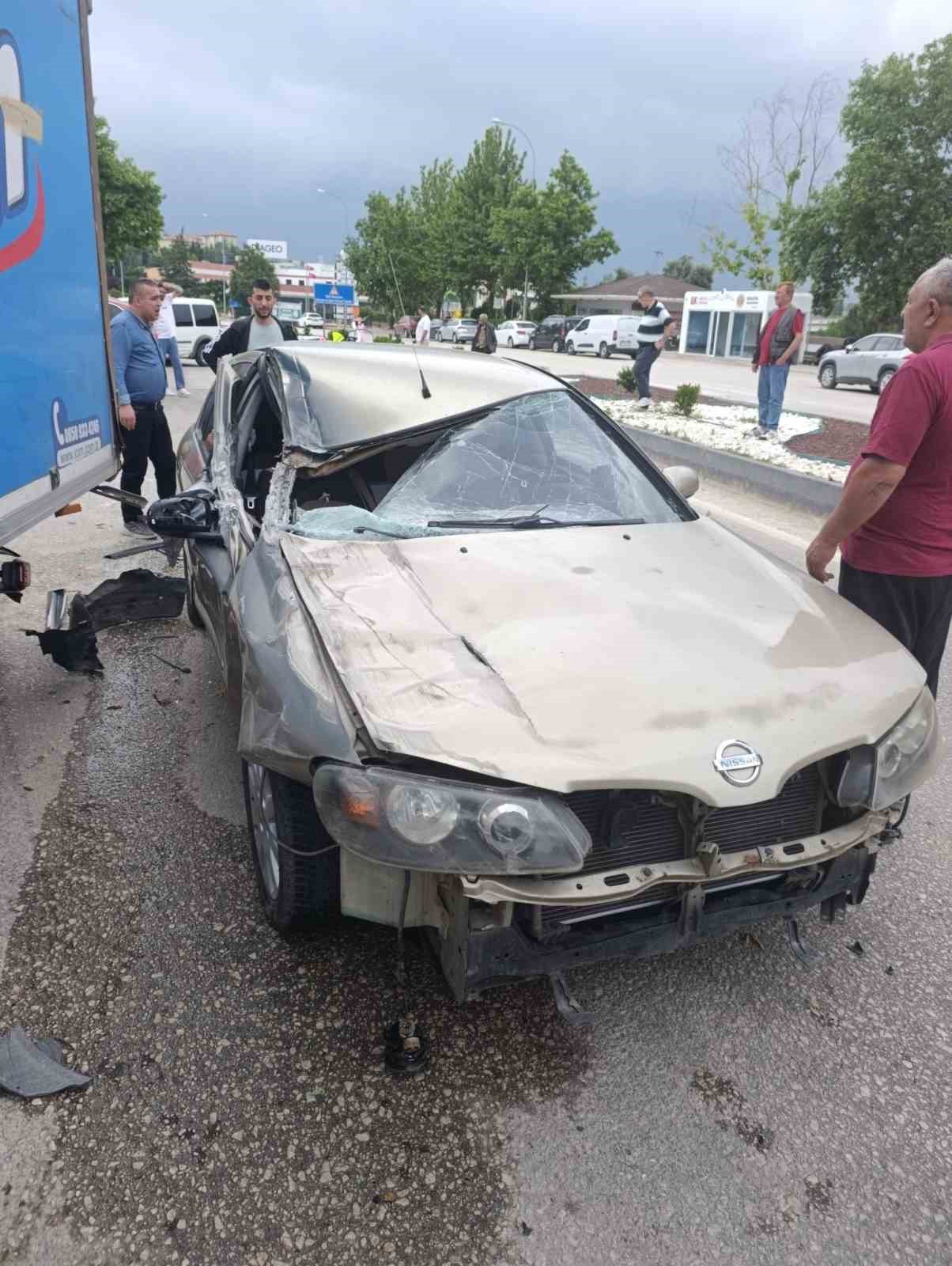 park-halindeki-kamyonete-carpti-2-cocuk-yaralandi