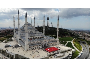 Üsküdar’da Yaz Kur’an Kurslarına Dev Bayrakla Veda Edildi