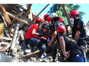 Yakınları Enkaz Altında Kaldı, Feryatlar Yürek Dağladı