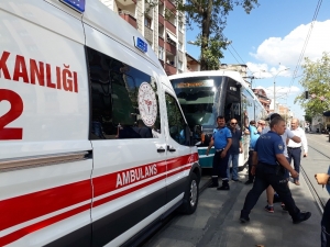 Telefona Dalan Kadına Tramvay Çarptı