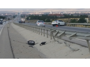 Otomobil Bariyerlere Çarptı, Sürücü Yaralandı