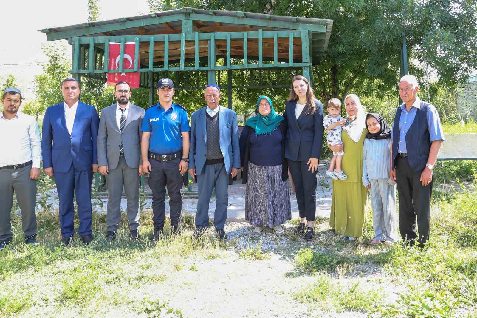 kaymakam-fatma-turhan-keser-den-sehit-kabrine-ziyaret