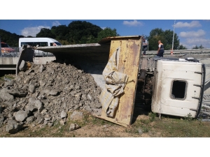 Freni Patlayan Hafriyat Kamyonu Şarampole Yuvarlandı