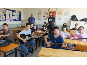 Burhaniye’de Öğrenciler Tatilde Konsere Hazırlanıyorlar