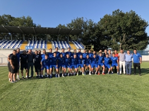 Şampiyon Sahaya İndi