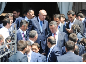 Cumhurbaşkanı Erdoğan’a Cuma Namazı Çıkışında Vatandaşlardan Yoğun İlgi