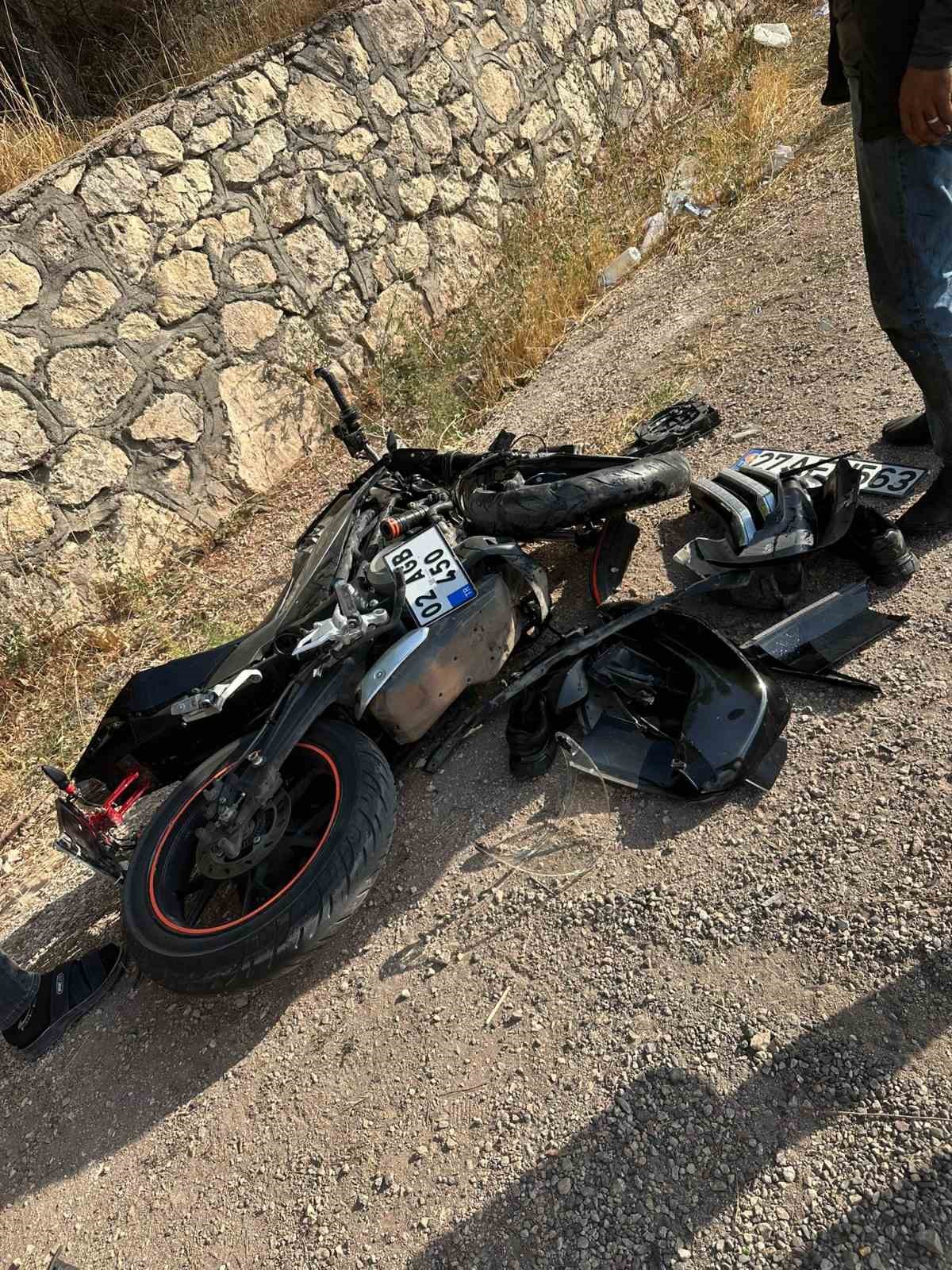 otomobilin-carptigi-motosiklet-surucusu-agir-yaralandi