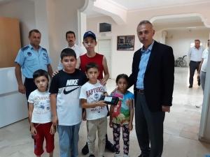 Çocuklar Buldukları Cüzdanı Belediyeye Teslim Etti