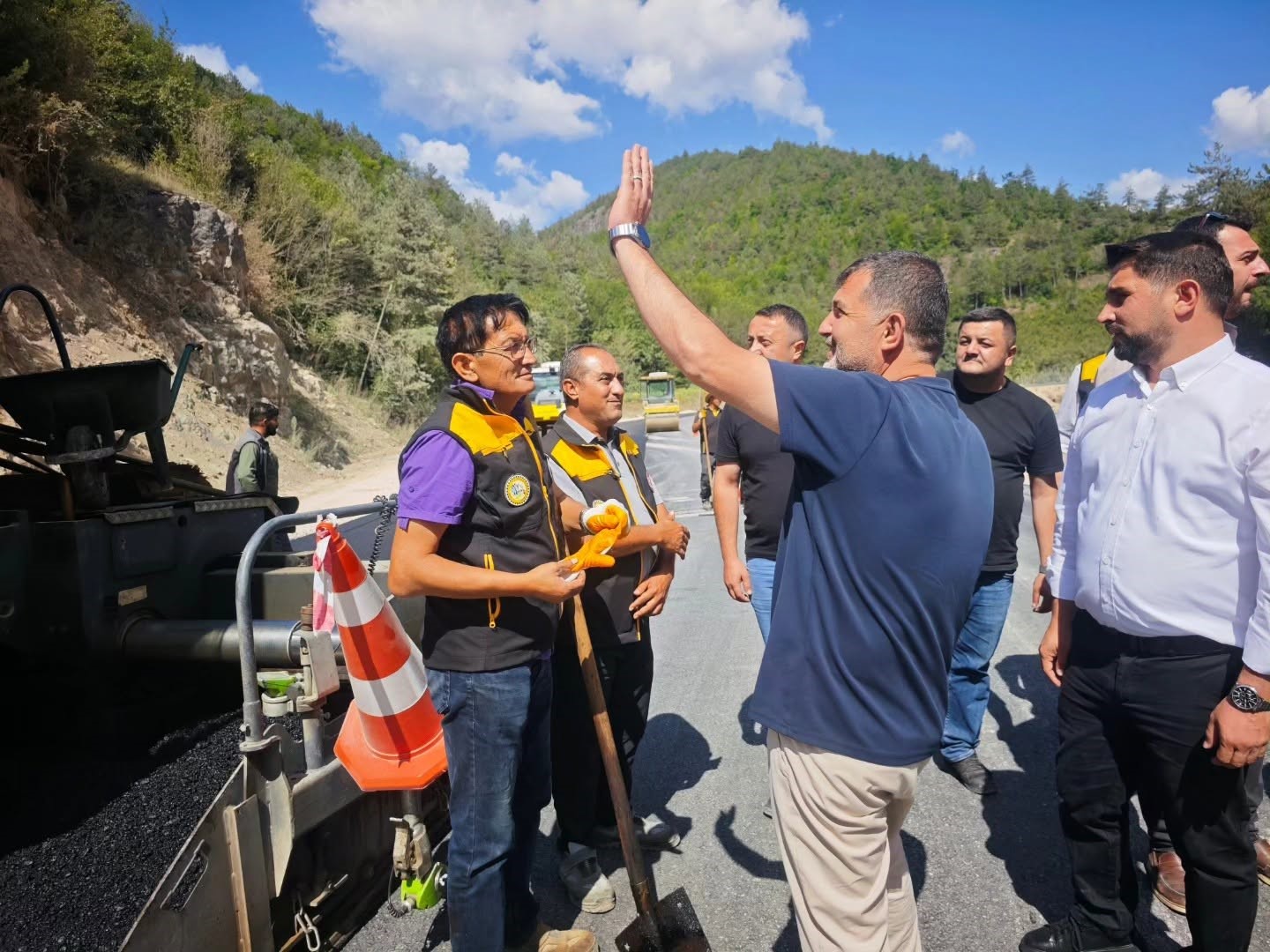 yigilca-da-yedigoller-grup-yolu-asfaltlaniyor