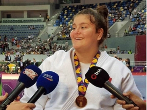 Manisalı Hilal Öztürk’ten Eyof’ta Altın Madalya