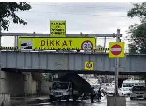 Yüksekliği Hesaplayamadı, Kamyonetiyle Alt Geçide Takıldı
