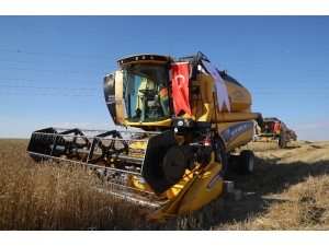 Cumhurbaşkanı Erdoğan Yerli Elektrikli Traktörü Kullandı