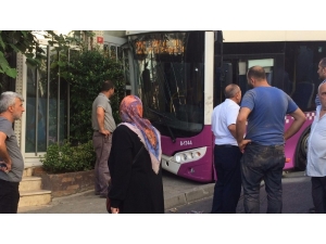 Kağıthane’de Freni Boşalan Halk Otobüsü İş Yerine Girdi