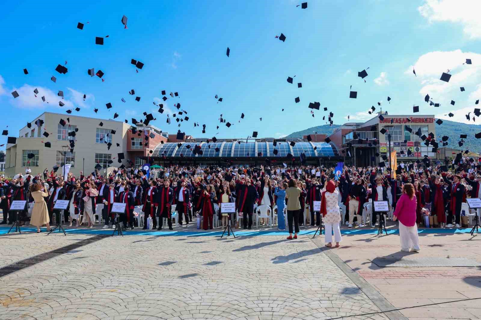 omu-muhendislik-fakultesi-mezunlarini-gelecege-ugurladi