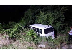 Minibüs Şarampole Uçtu: 1 Yaralı