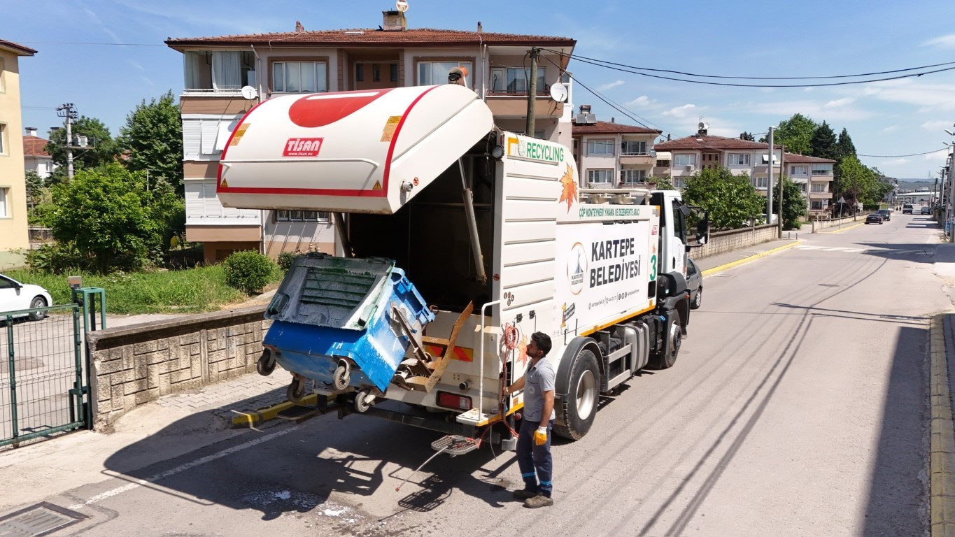kartepe-de-bayram-sonrasi-temizlik-mesaisi