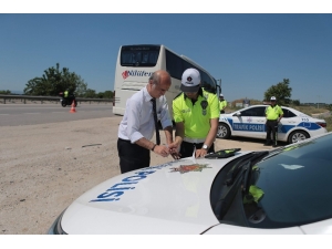 Emniyet Sürücüleri Sloganla Uyarıyor...