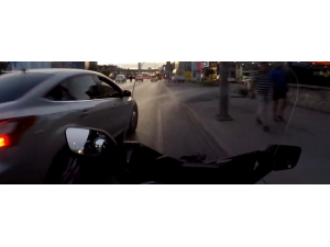 E-5 Karayolu’nda Motosikletlinin Metrelerce Sürüklendiği Kaza Kamerada