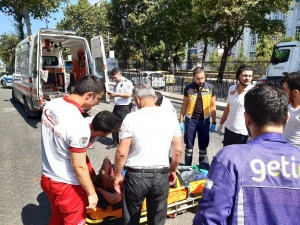 -fatih’te Tramvay İle Motosikletli Kurye Çarpıştı: 1 Yaralı