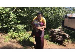 Engelli Genç Yolu Olmayan Evine Annesinin Sırtında Gidiyor