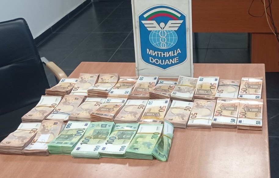 sinirda-81-bin-385-euro-ve-19-bin-750-dolar-ele-gecirildi