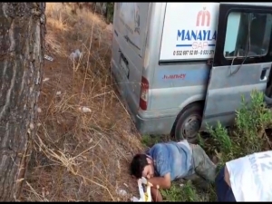 Antalya’da Ticari Araç Ormanlık Alana Devrildi: 4 Yaralı