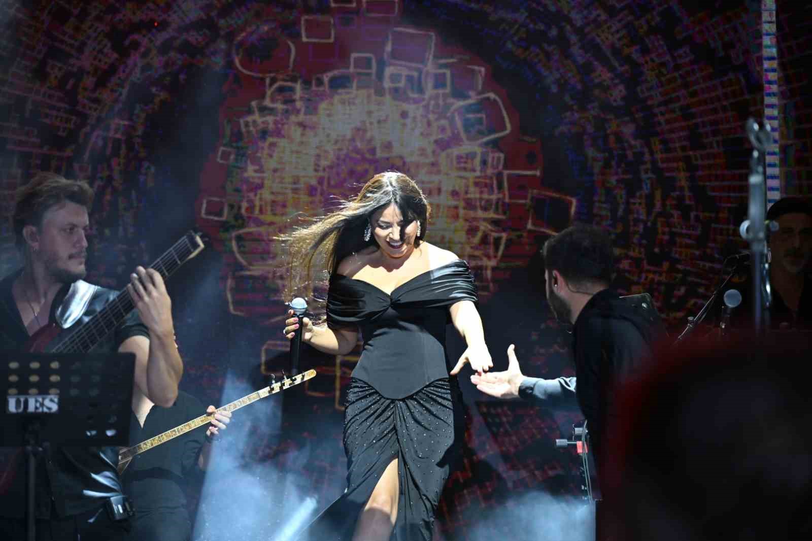 demirci-kurtulus-festivalinde-sanatci-zara-sahne-aldi