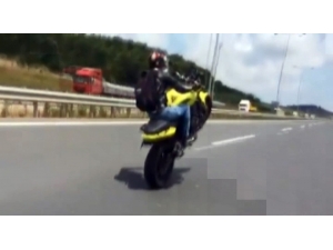 İstanbul’da Motosikletli Maganda “Tek Teker” Üstünde Yarışıp “Makas” Attı