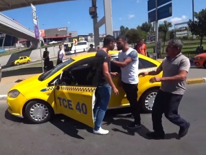 E-5 Karayolunda Taksicilerin “Sıra” Kavgası Kamerada