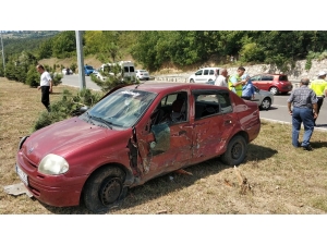 İki Otomobil Çarpıştı: 2 Yaralı