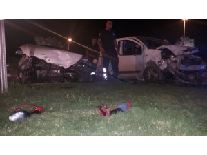 Antalya’da İki Otomobil Kafa Kafaya Çarpıştı: 3 Yaralı