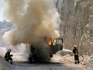 Kamyon Alev Alev Yandı