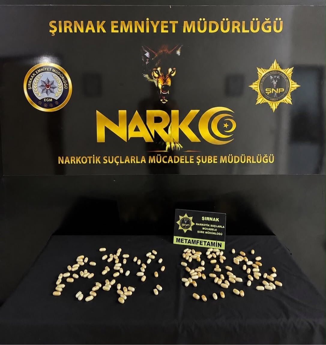 iranli-iki-kisi-151-parca-halinde-yuttuklari-939-26-gram-metamfetaminle-yakalandi