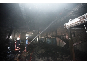 Mersin’de Eğlence Mekanındaki Yangın Zarar Yol Açtı