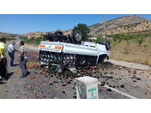 Meyve Yüklü Kamyonet Takla Attı