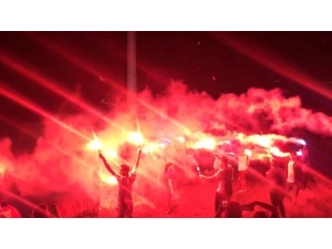 Trabzonspor Bayrağının Altında Taraftarlardan Meşale Şov