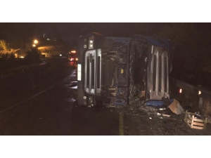 Virajı Alamayan Tır Devrildi: 1 Yaralı