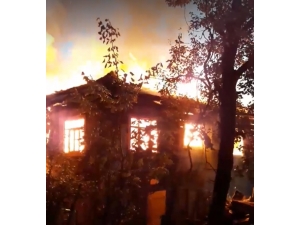 2 Katlı Ahşap Ev Yangında Küle Döndü