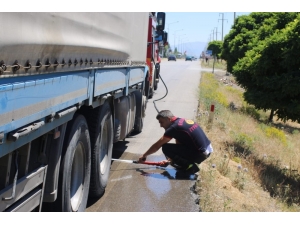Seyir Halindeki Tırın Balatalarından Çıkan Duman Yürekleri Ağza Getirdi