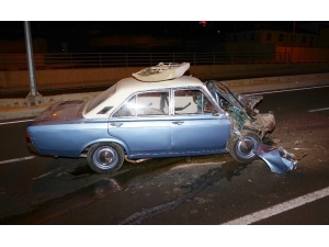 Odun Yüklü Kamyona Çarpan Otomobil Hurdaya Döndü