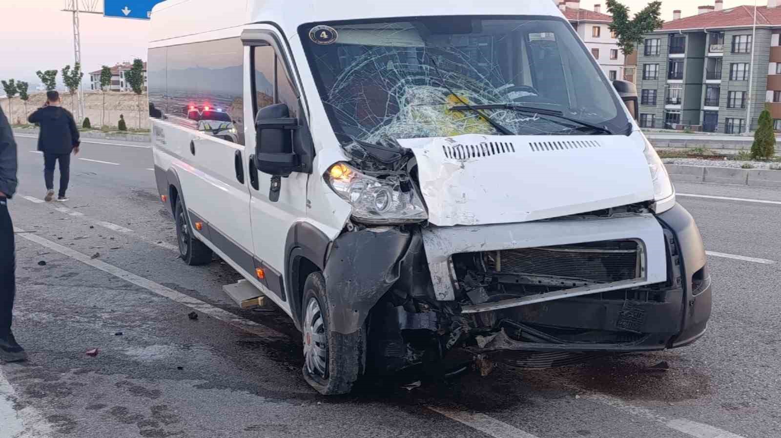 karaman-da-servis-minibusleri-carpisti-1-yarali