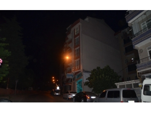 5. Katın Terasından Aşağı Atlayan Genç Kız Ağır Yaralandı