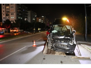 Önce Otomobile Daha Sonra Direğe Çarptı: 2 Yaralı