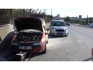 Otomobilde Bir Anda Alevler Parladı, Baba İle Oğlu Ölümden Döndü