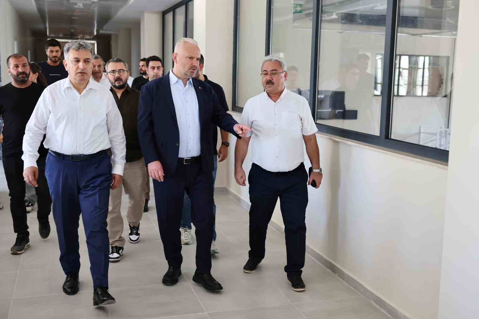 menemen-de-yapimi-suren-yeni-genclik-merkezinde-inceleme