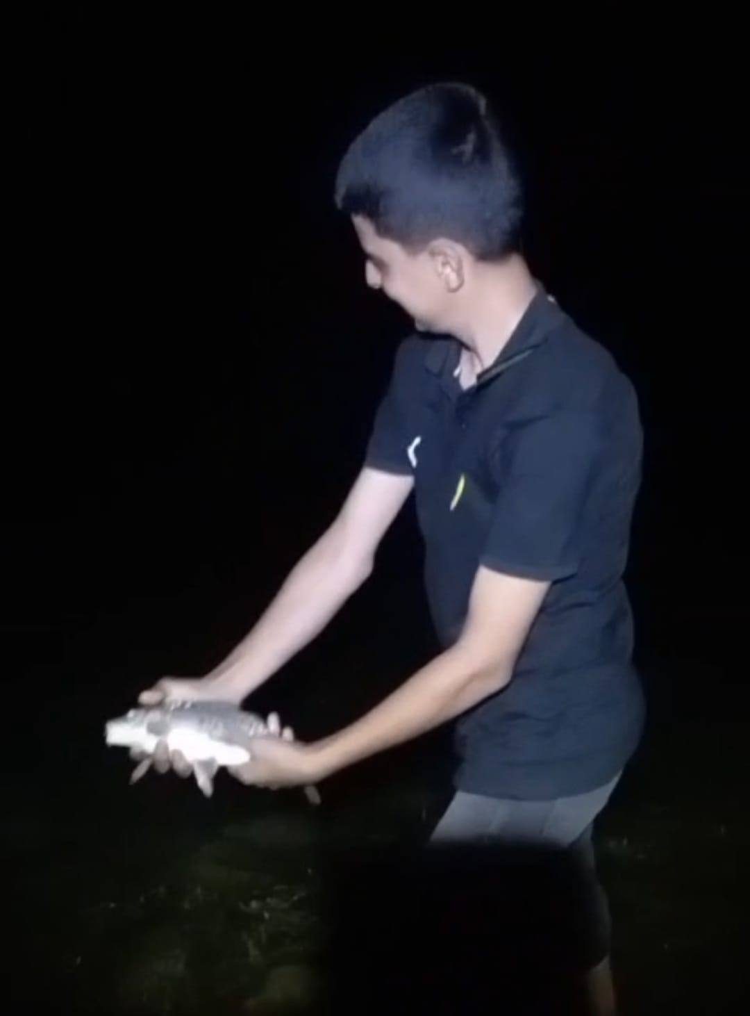 oltasina-takilan-yavru-sazani-buyu-de-gel-diyerek-tekrar-suya-birakti