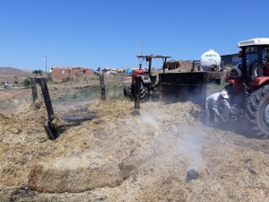 Saman Yüklü Traktör Kül Oldu