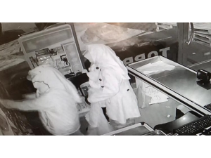 Kadın Kıyafetli Hırsızlar 50 Bin Lira Değerindeki Sigaralarla Yakalandı