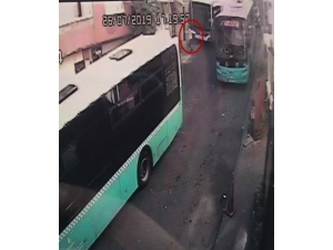 Freni Boşalan Halk Otobüsünün İş Yerine Girme Anı Kamerada