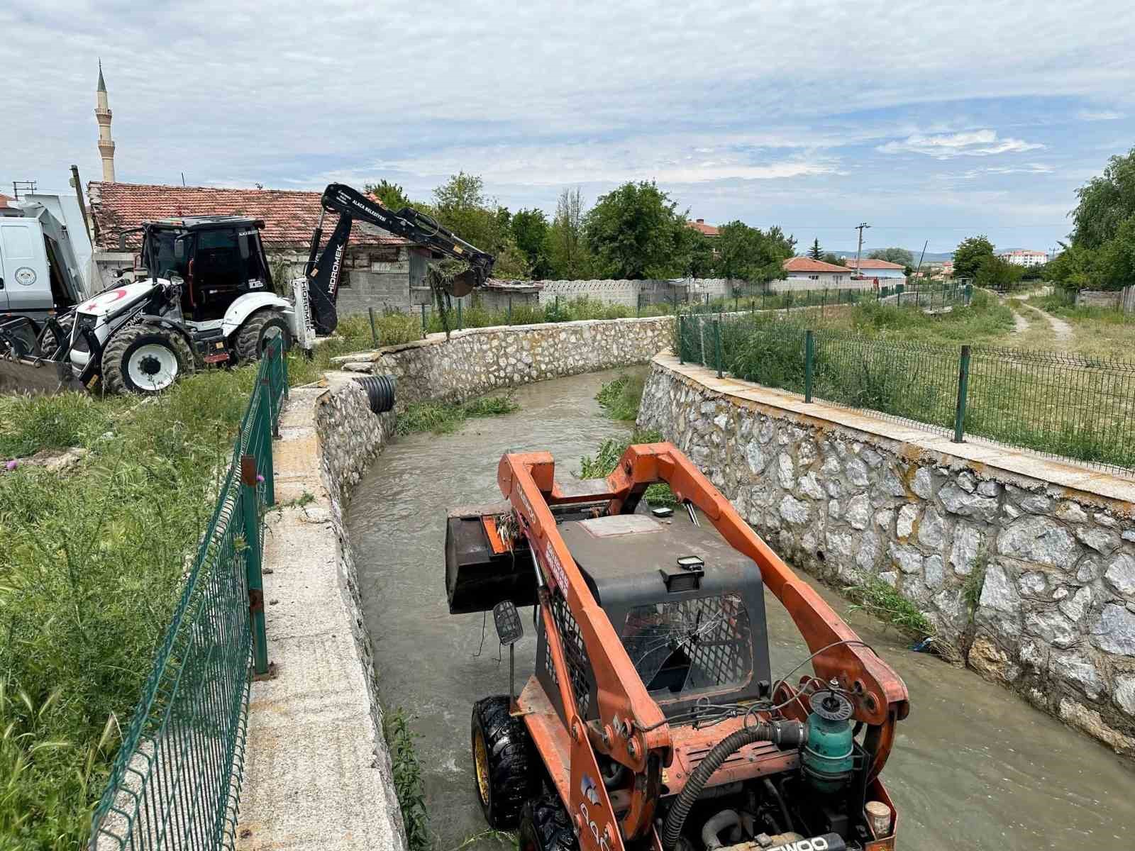 corum-da-dere-yataklarinda-temizlik-seferberligi